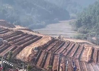 新余高新区：20余亩公益林地被弃土覆盖 大片植被受损