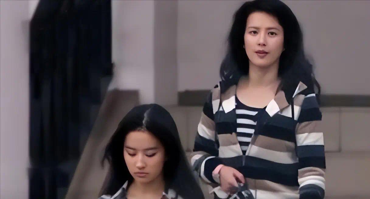 刘亦菲的妈妈刘晓莉：两婚两离，65岁依旧单身，长得比女儿还漂亮