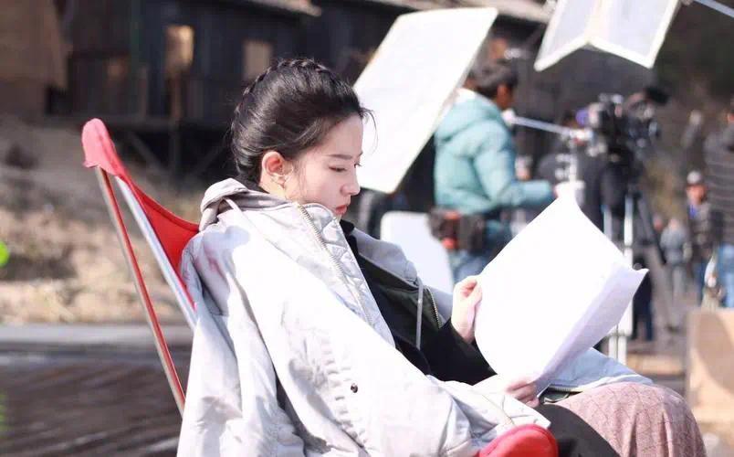 刘亦菲的妈妈刘晓莉：两婚两离，65岁依旧单身，长得比女儿还漂亮