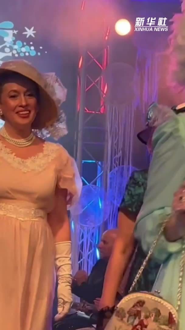 白俄罗斯举办圣诞时装秀