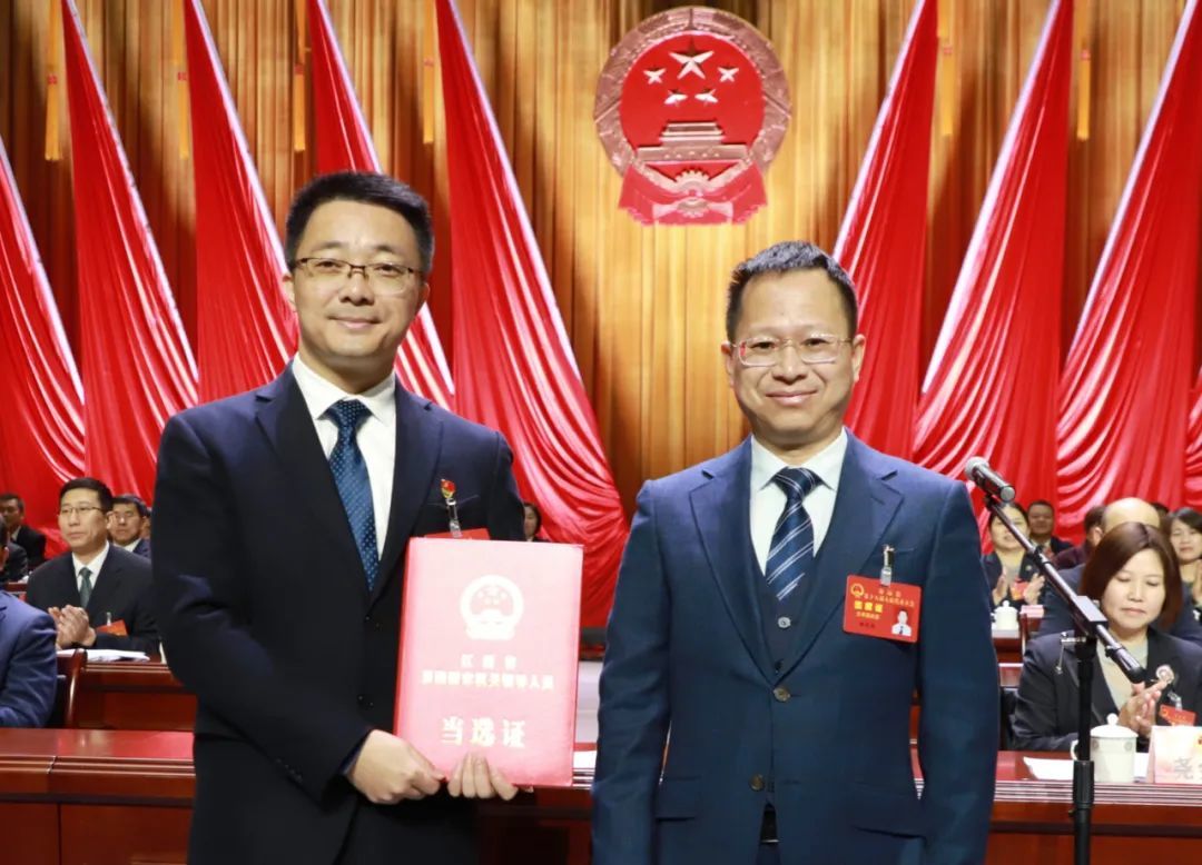 钟小刚当选安远县县长:将带头依法行政、转变作风、接受监督