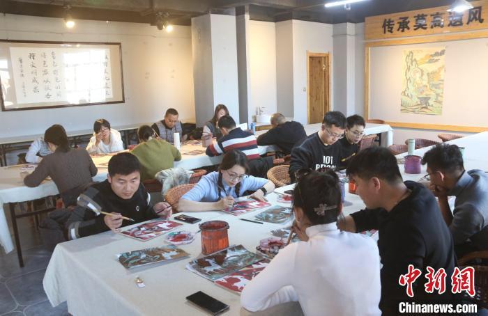 1月11日，来自云南的学员在敦煌小镇鸣沙书院研学课堂学习临摹敦煌壁画。张晓亮　摄