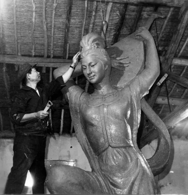 图为1982年孙纪元老师为敦煌县城创作反弹琵琶（照片由孙纪元提供）