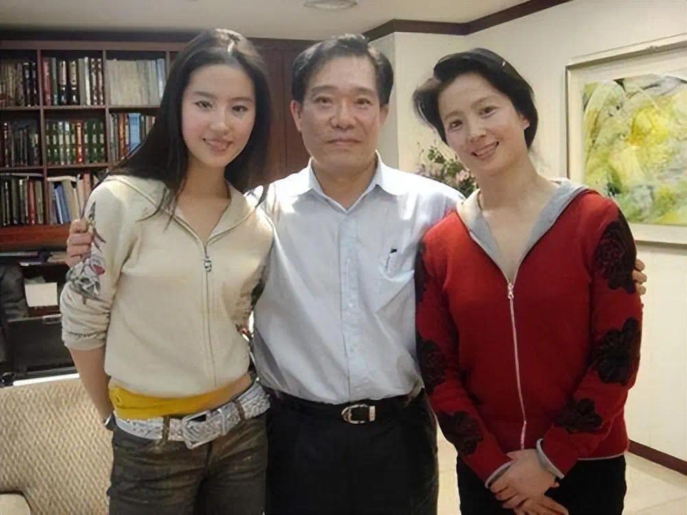 刘亦菲的妈妈刘晓莉：两婚两离，65岁依旧单身，长得比女儿还漂亮