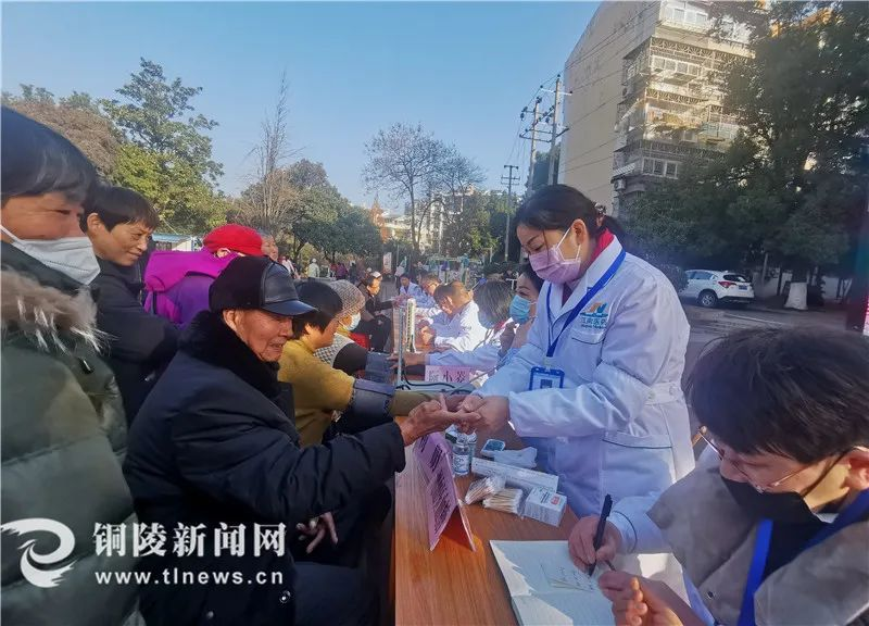 铜陵市铜官区：义诊进社区 关爱暖人心