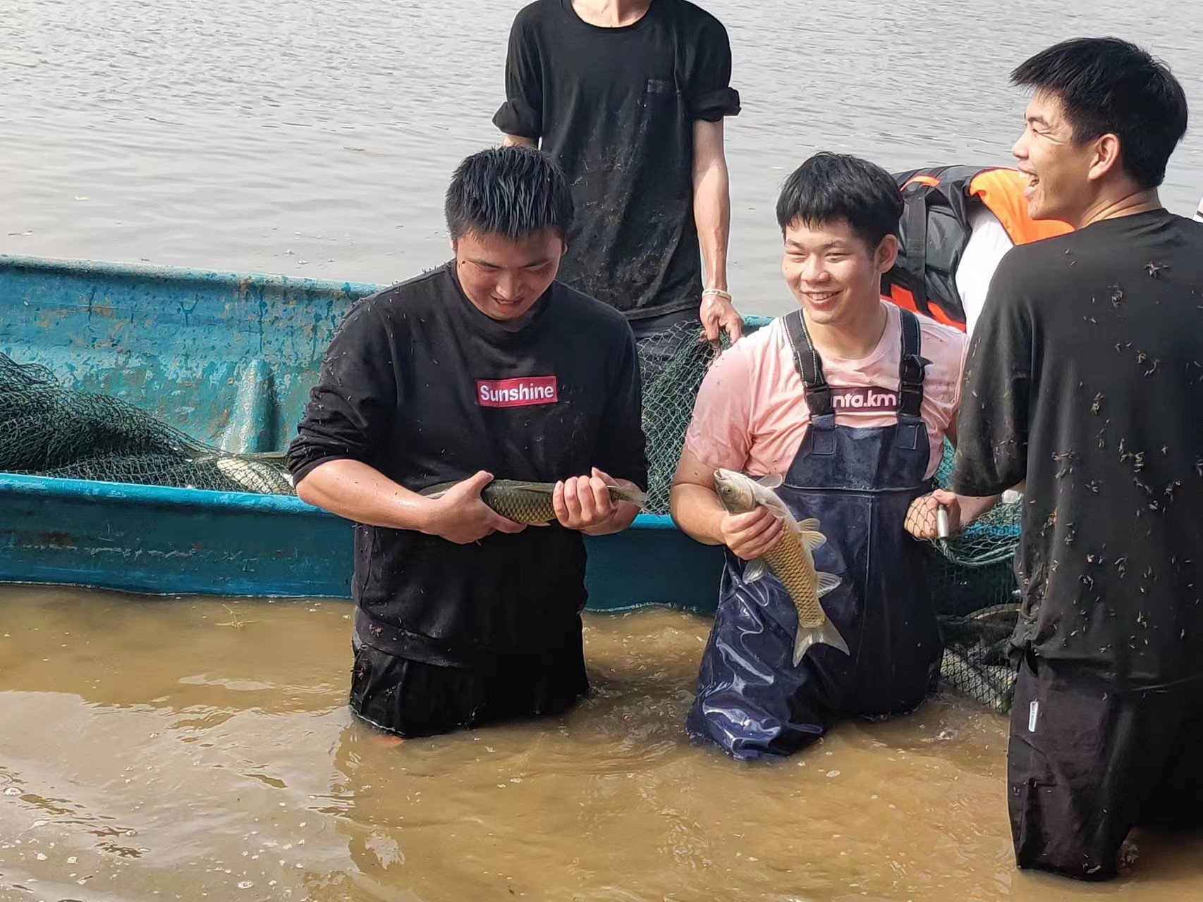 並宴請全校師生免費吃魚,