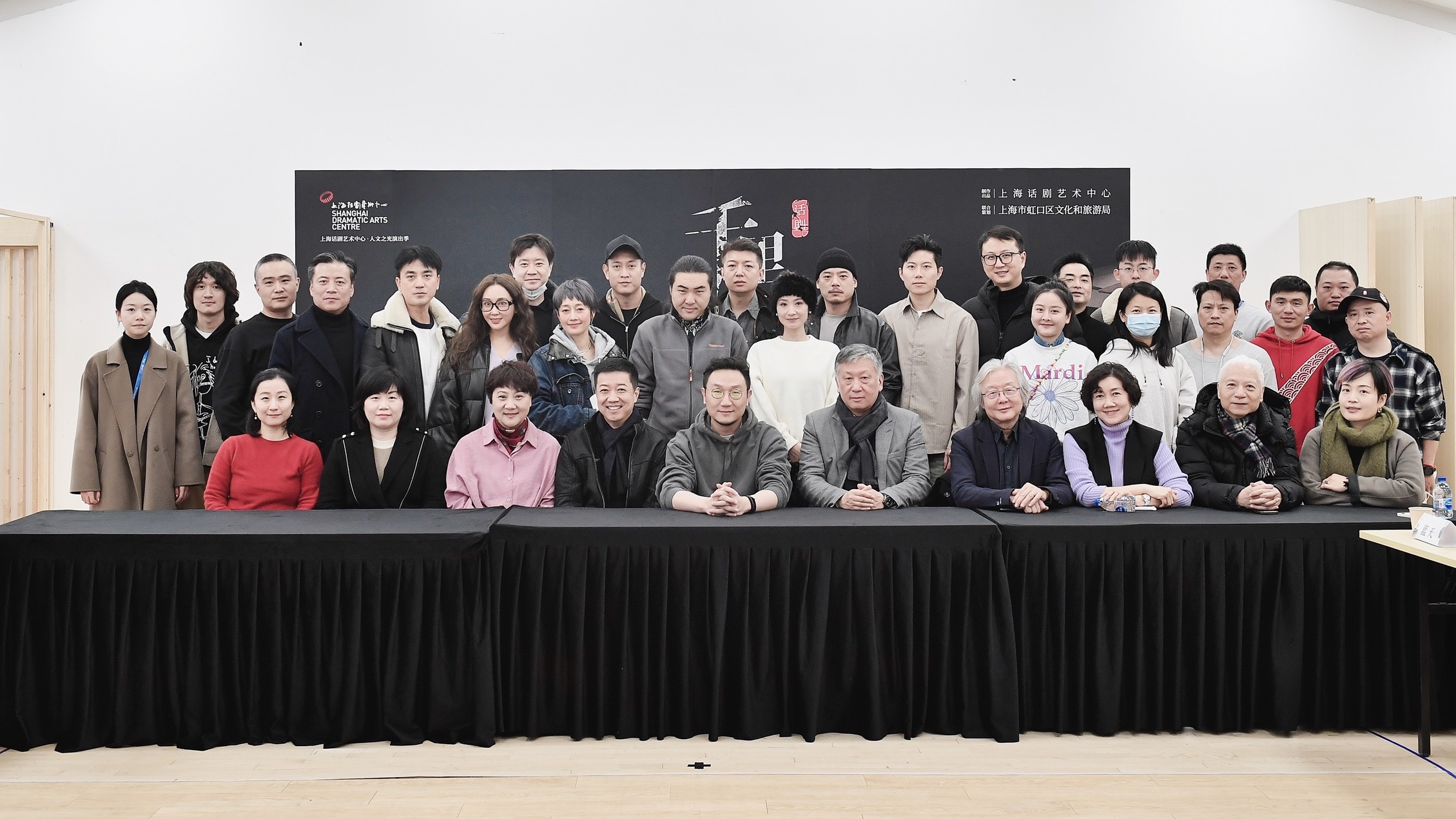 话剧《千里江山图》剧组合影