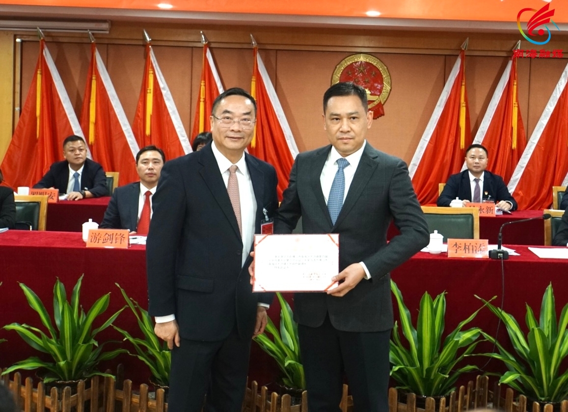 大沥镇人大主席李柏添（左）为李兆尧同志（右）颁发当选证书。