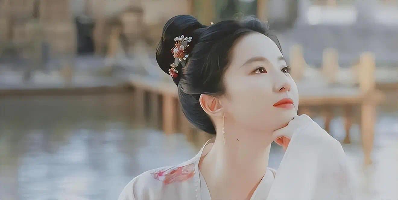 刘亦菲的妈妈刘晓莉：两婚两离，65岁依旧单身，长得比女儿还漂亮