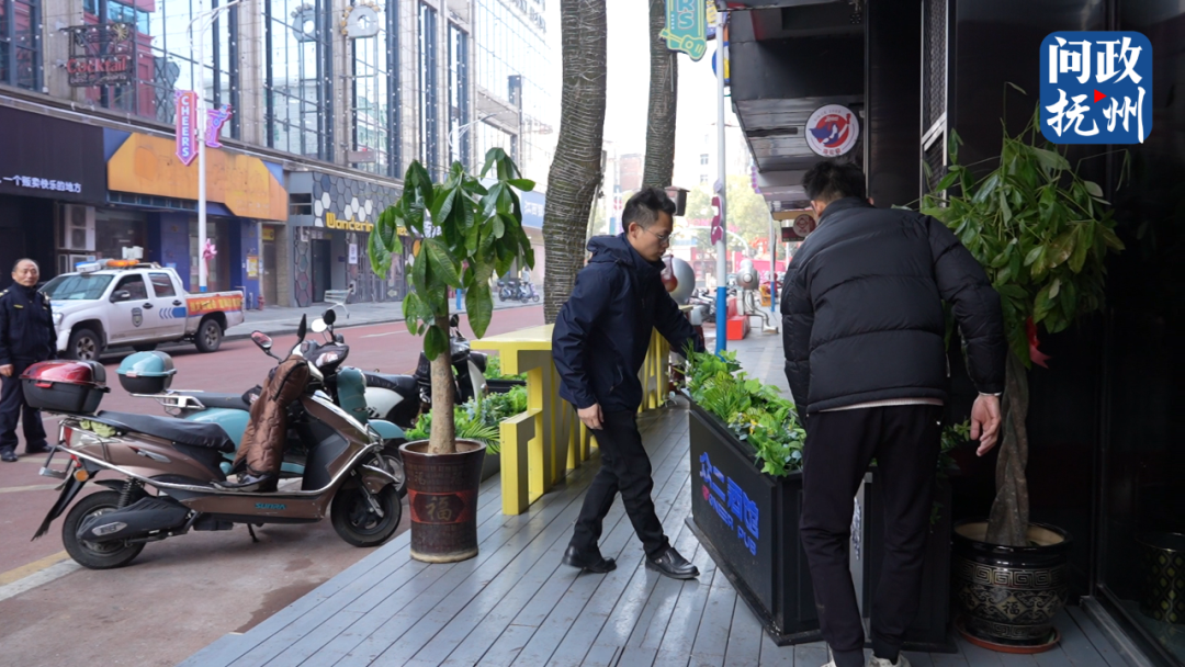 抚州万象新城众二酒馆占用公共停车位,还屡教不改