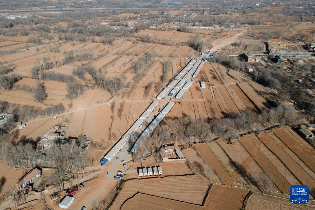 这是1月16日在甘肃省临夏州积石山县大河家镇拍摄的陈家村安置点(无人