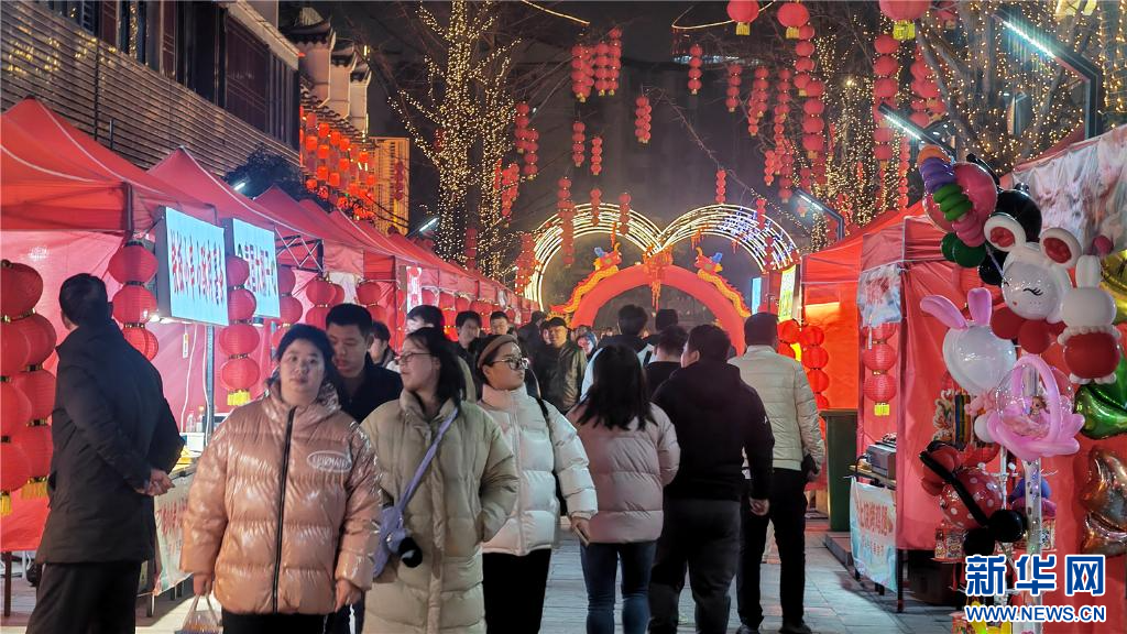 江西省南昌市西湖区金塔逸街举办美食年货节，市民到此购物游玩。新华网 王晓震 摄