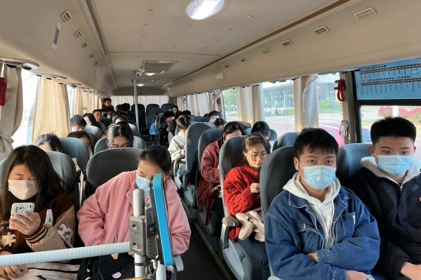上半年为参加普通话测试学生送考