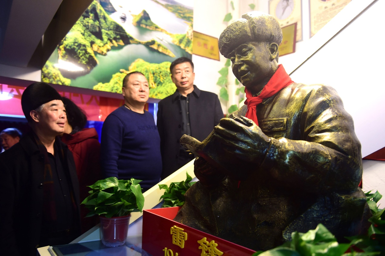 众人在沧州市河南商会瞻仰雷锋像。庄重 摄