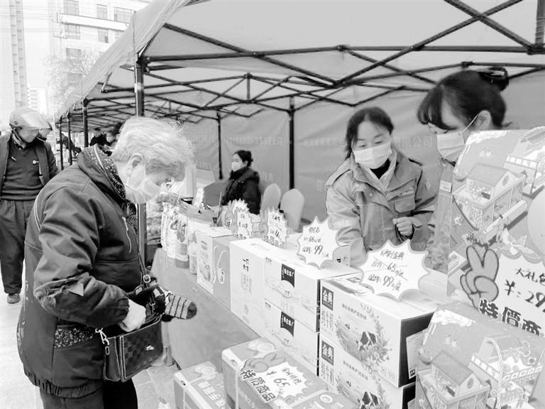 陇南市促消费活动现场