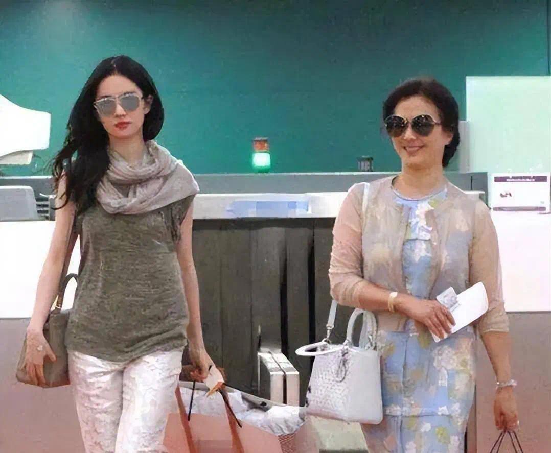 刘亦菲的妈妈刘晓莉：两婚两离，65岁依旧单身，长得比女儿还漂亮