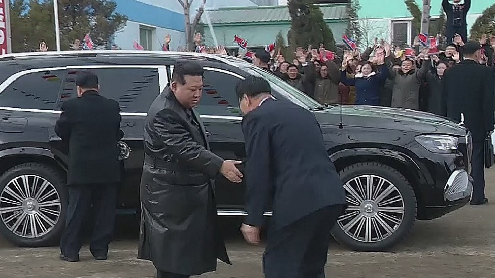 金正恩疑换新座驾：奔驰顶奢SUV，后门标有“国务委员长”