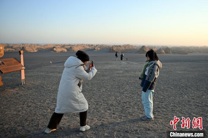 1月9日，游客在敦煌雅丹国家地质公园里拍照留念。九美旦增　摄