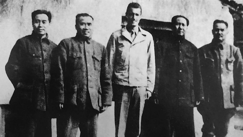 1944年9名美军观察员抵达延安，谢伟思坐在毛泽东身边做起了翻译