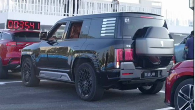 仰望U8易四方泊车，一键旋转入库，横着开进停车位