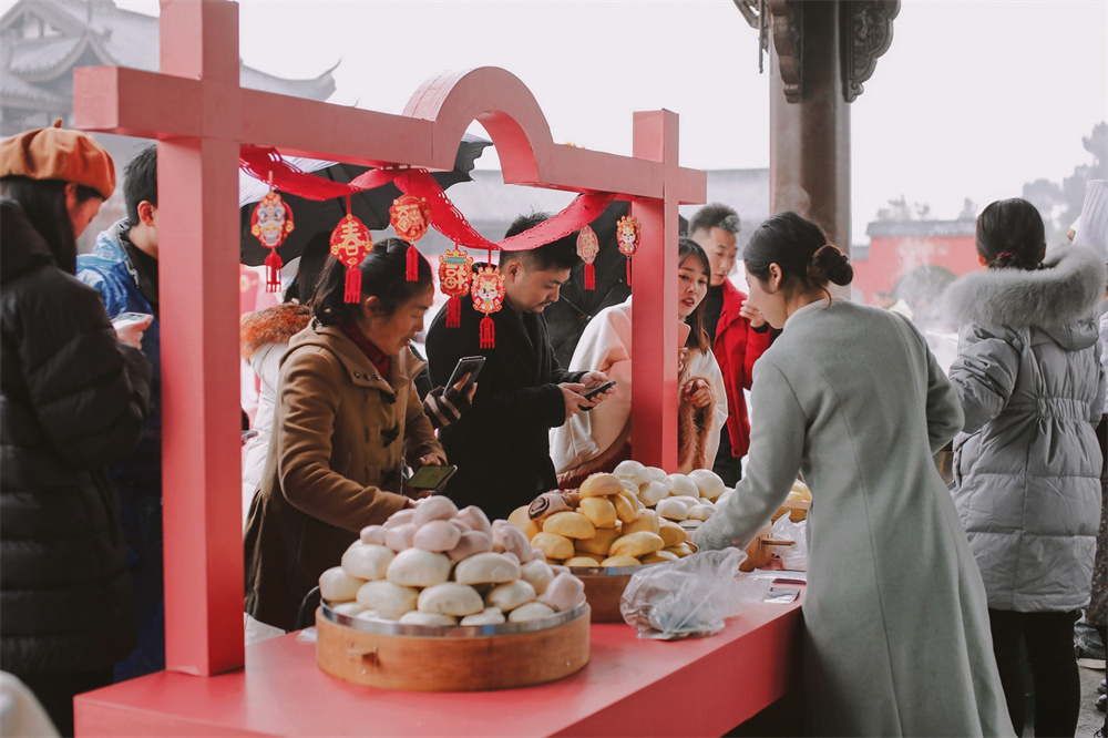 “馒馒专卖”摊位上游客购买双桂素食馒头。梁平区委宣传部供图