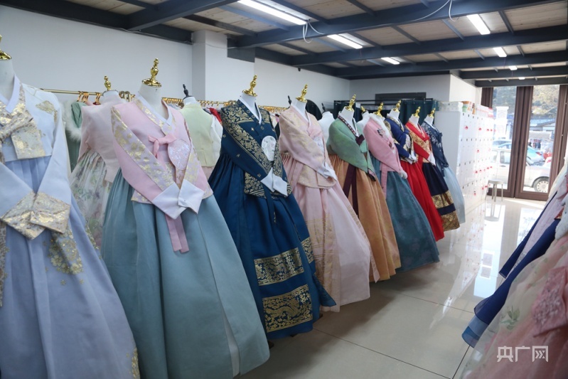 穿朝鲜族民俗服饰打卡拍照成了到延吉的必打卡项目（央广网发 延吉市委宣传部供图）