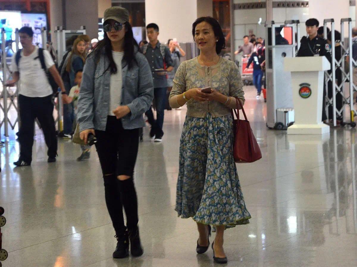 刘亦菲的妈妈刘晓莉：两婚两离，65岁依旧单身，长得比女儿还漂亮