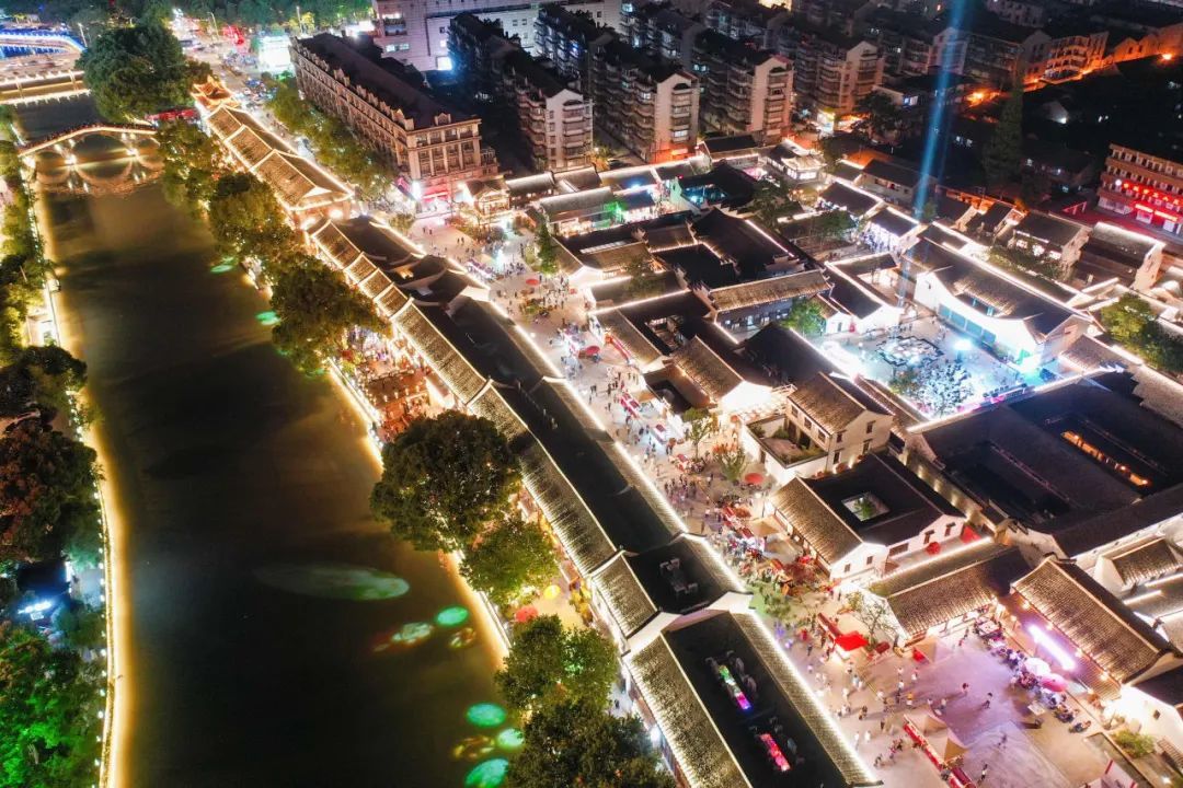 余姚市城区奉化金钟广场近年来,奉化区打造了水蜜桃文化节,桃花马拉松