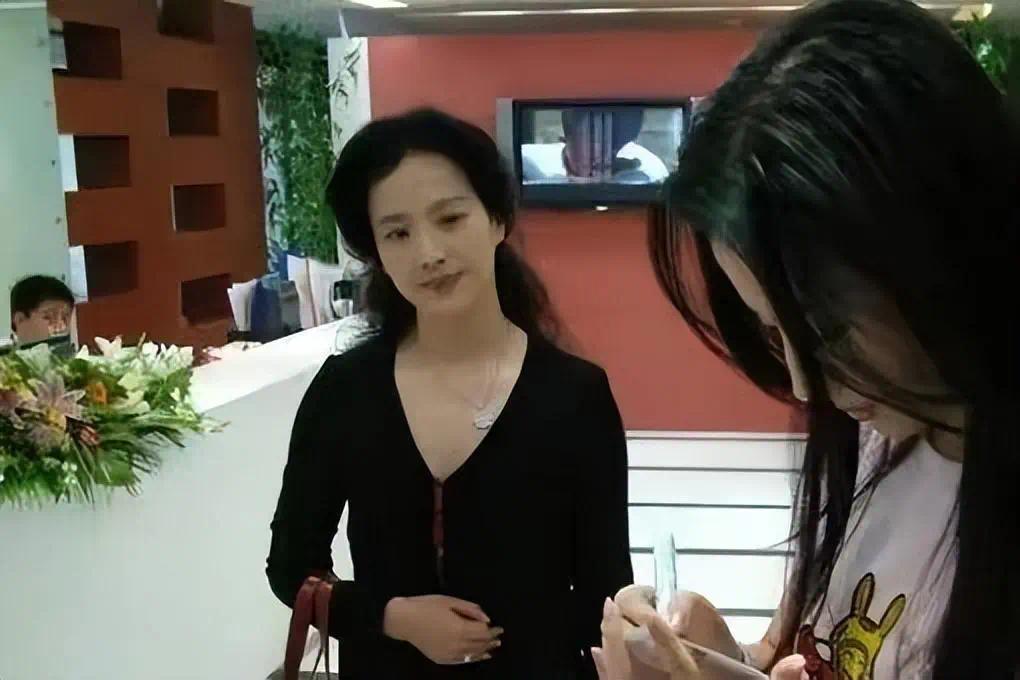 刘亦菲的妈妈刘晓莉：两婚两离，65岁依旧单身，长得比女儿还漂亮