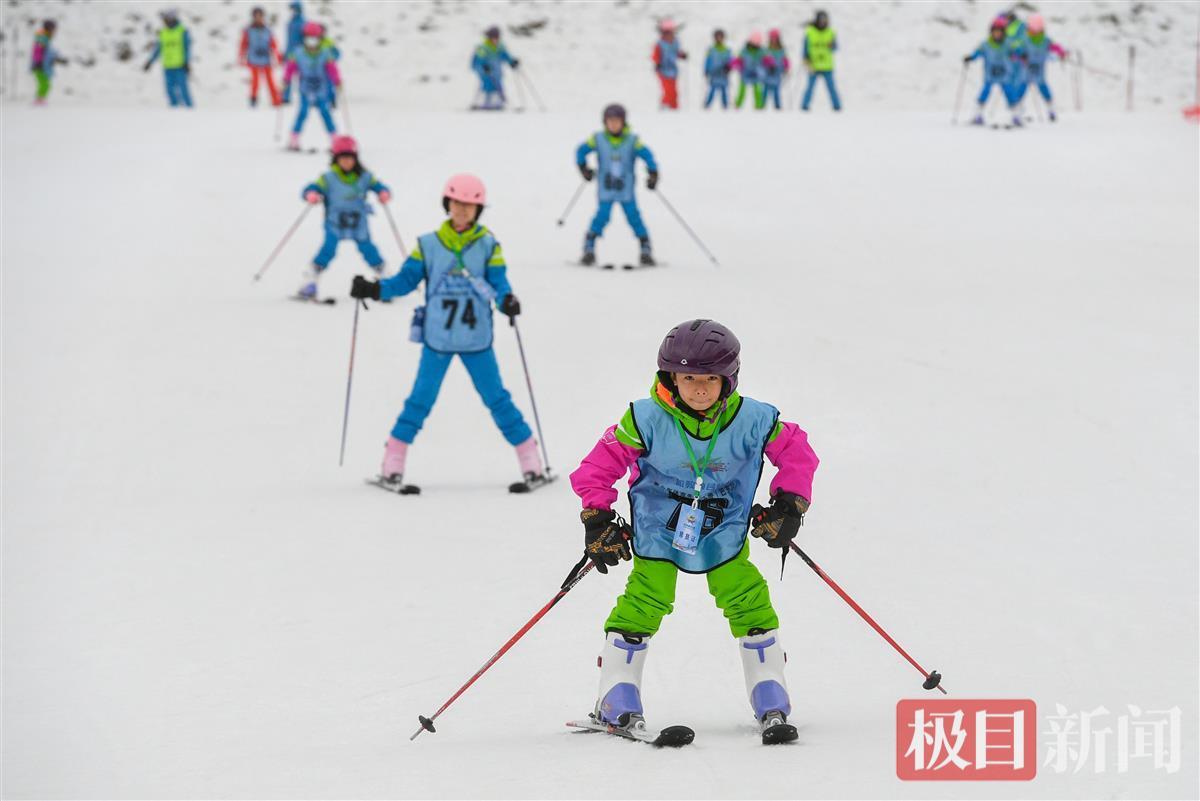 冰雪运动吸引了众多孩子们的参与 (极目新闻记者邹斌摄)