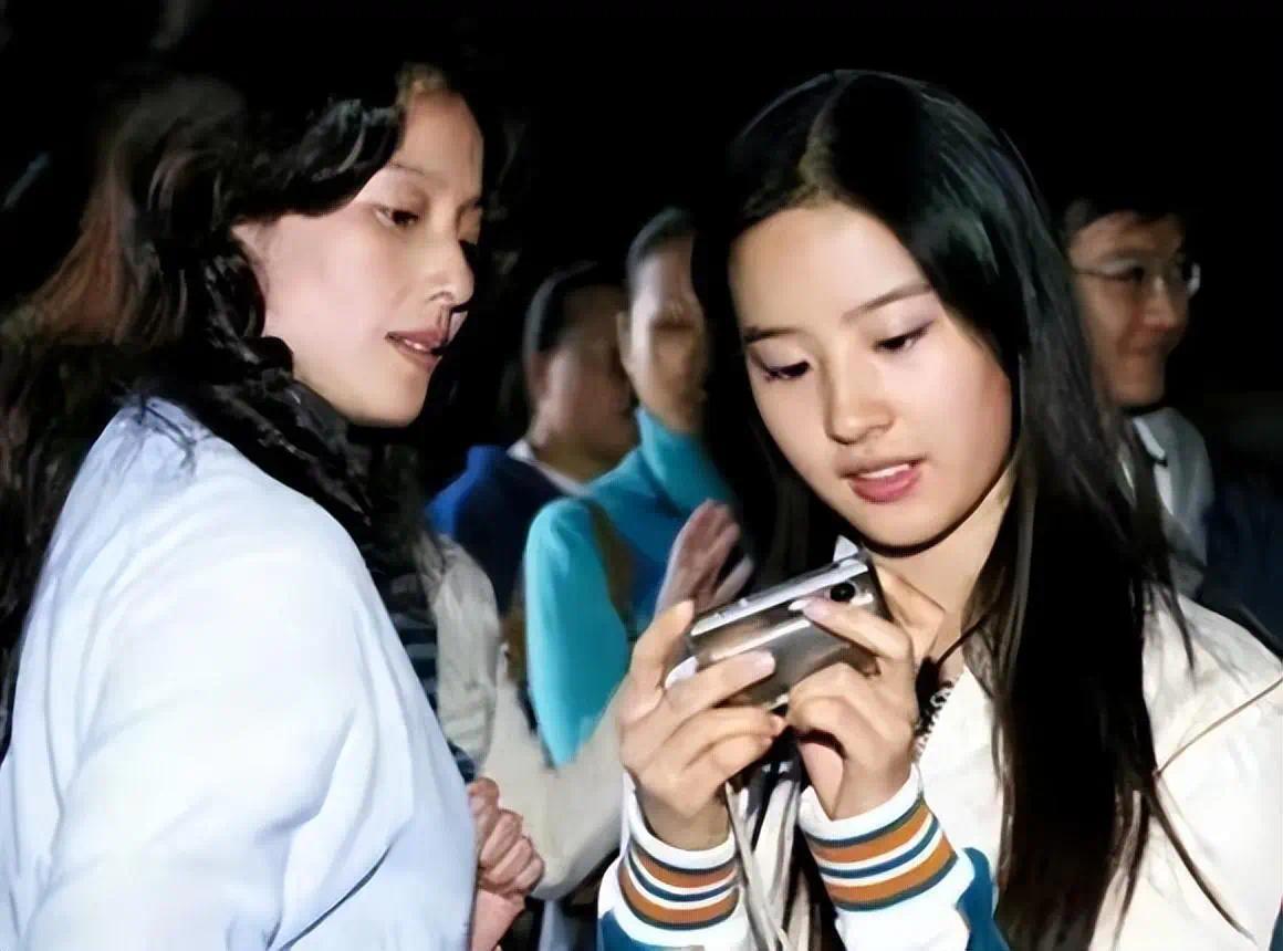 刘亦菲的妈妈刘晓莉：两婚两离，65岁依旧单身，长得比女儿还漂亮