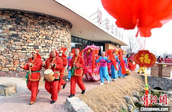 每逢重大传统节日，鲤鱼山庄的民俗表演总会吸引八方游客前来观看。(资料图)朱志庚摄
