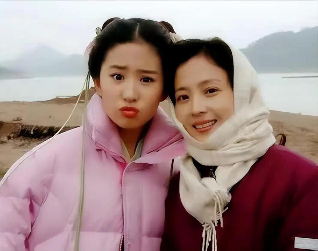 刘亦菲的妈妈刘晓莉：两婚两离，65岁依旧单身，长得比女儿还漂亮