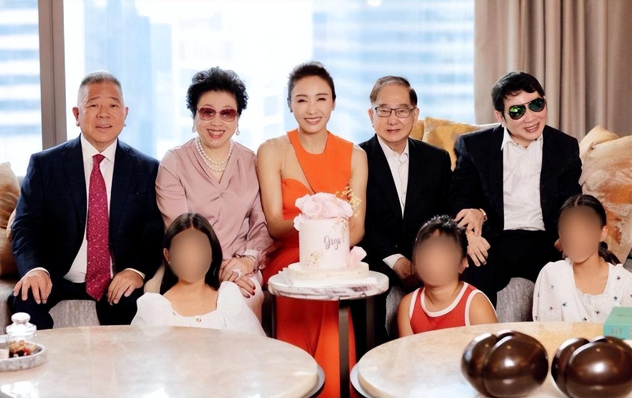 黎姿结婚15周年晒合影，甜称丈夫是真爱，马廷强大赞老婆无与伦比