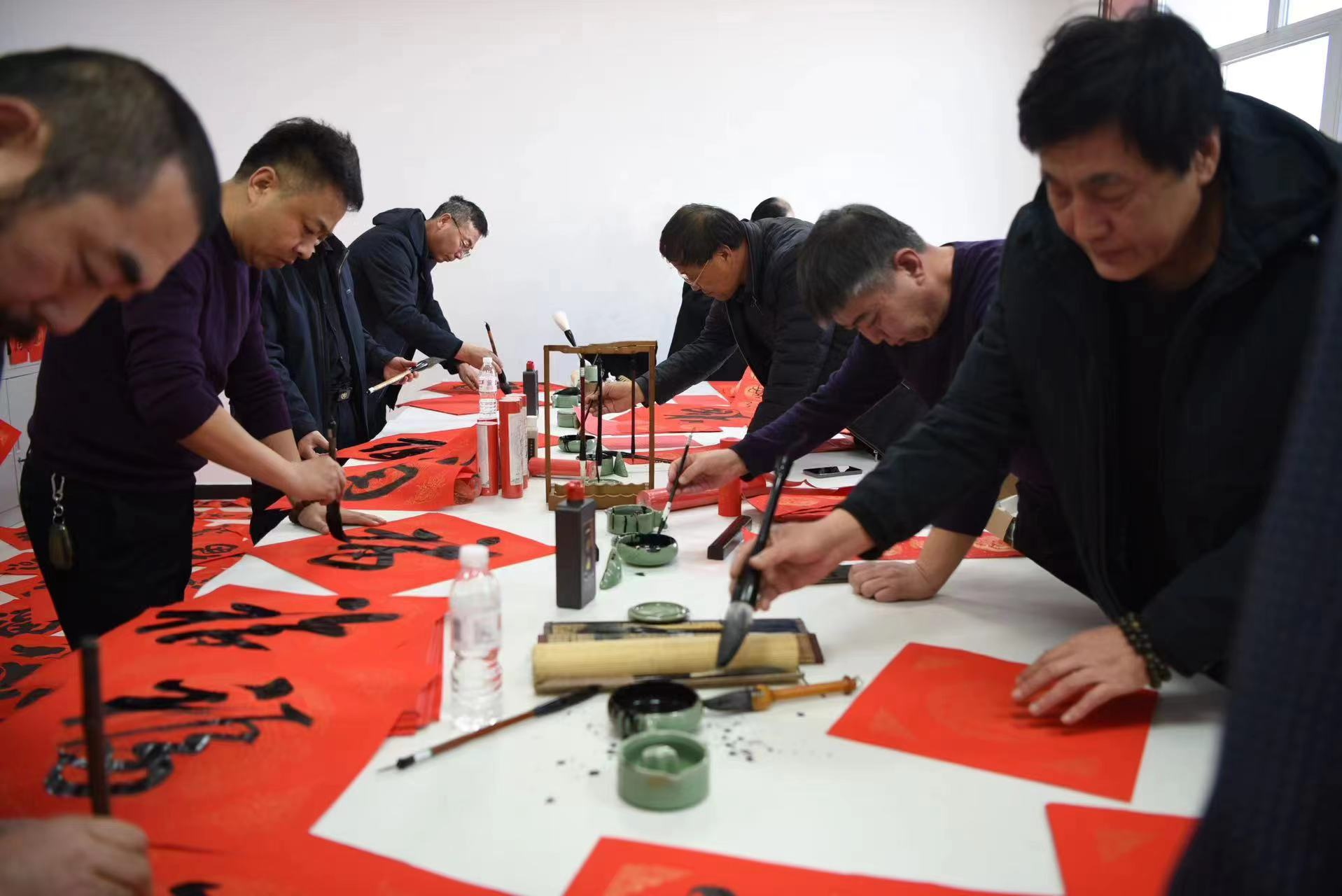 南大港书法协会成员来到宣传部文化活动室集中写春联、写福字。金安娜摄