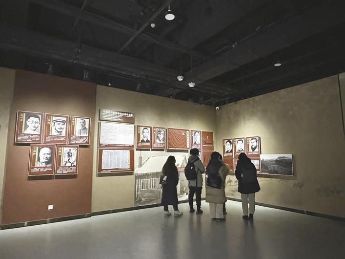 越来越多的游客走进东北沦陷史陈列馆参观。 孙娇杨 摄