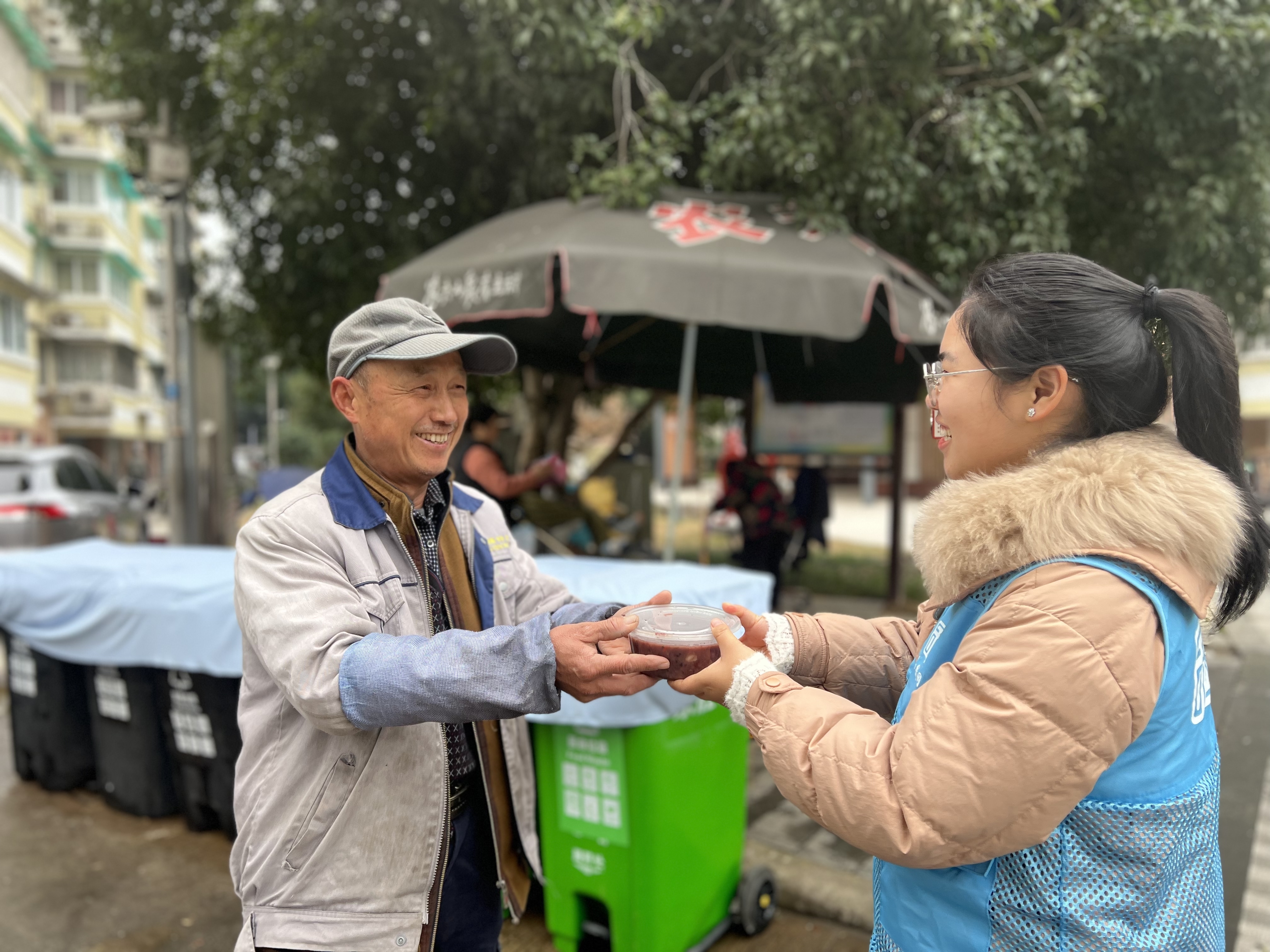 鄞州東勝街道和社區網格員讓垃圾分類守桶員過上幸福臘八節