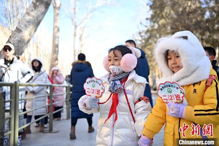 1月11日，小朋友们在敦煌莫高窟景区参观。当日，青海油田教育管理中心在敦煌莫高窟举行“传承敦煌文化 感悟莫高精神”为主题的研学活动，近千名青海学子走进莫高窟感受中华优秀传统文化，深度感悟敦煌文化魅力。九美旦增　摄