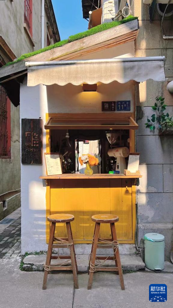图为陶玥伶在同兴里开的咖啡店外景(2023年12月摄).新华社发