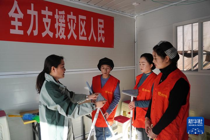 1月16日，在甘肃省临夏州积石山县大河家镇陈家村安置点，群众参加保洁技能培训班。新华社记者　马希平　摄