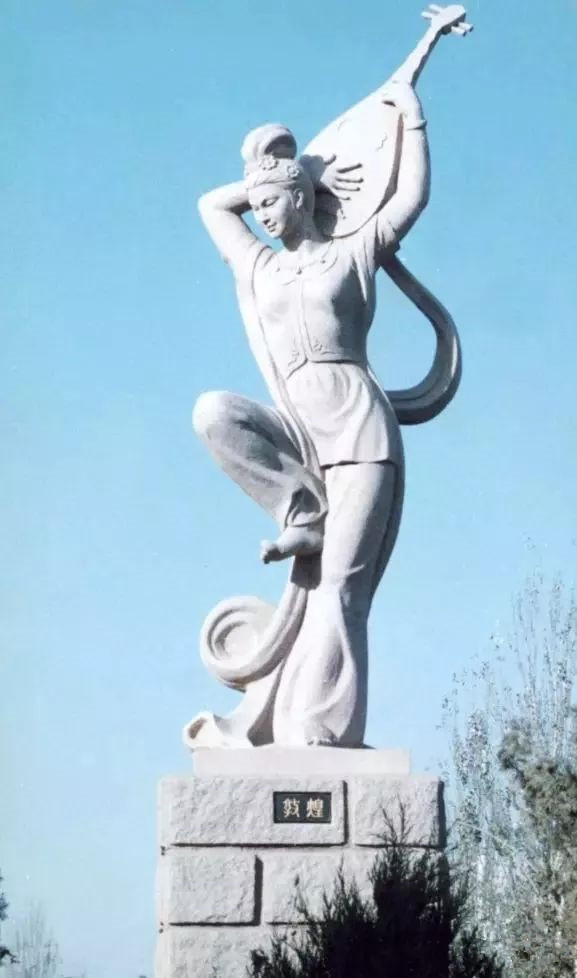 孙纪元作品　敦煌城雕《反弹琵琶》