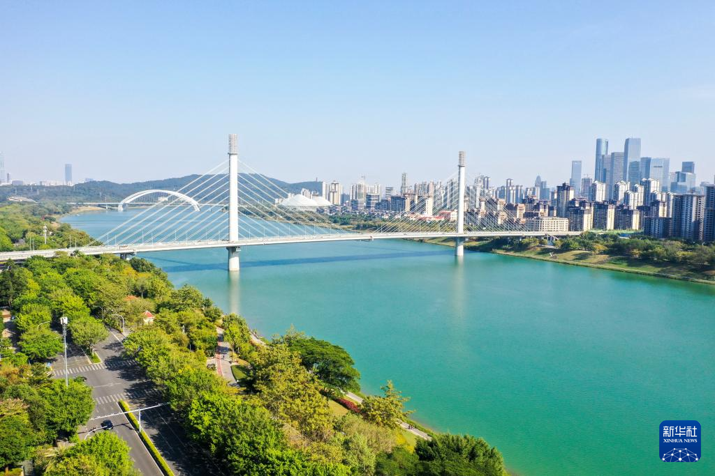 这是12月24日在广西南宁市拍摄的邕江风光(无人机照片).