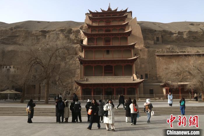 1月14日，游客在世界文化遗产敦煌莫高窟游览。张晓亮　摄