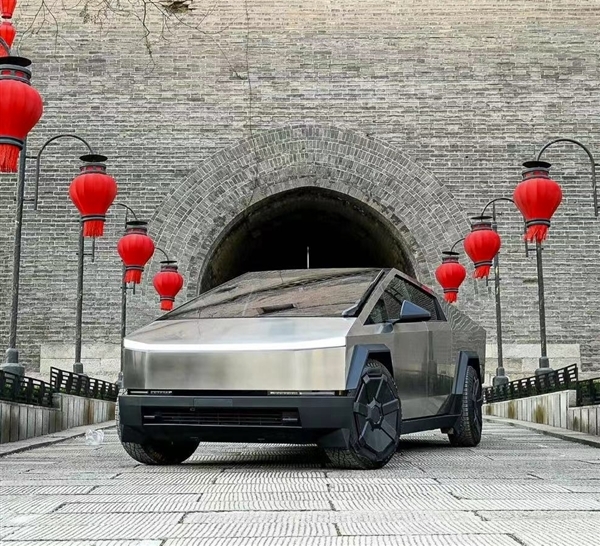 特斯拉Cybertruck现身西安:古城墙下拍照意外和谐