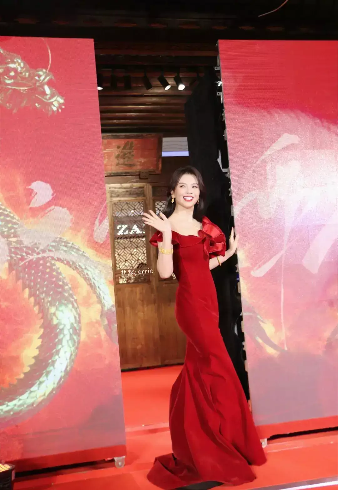 刘涛线下活动穿紧身红裙 身材曲线曼妙