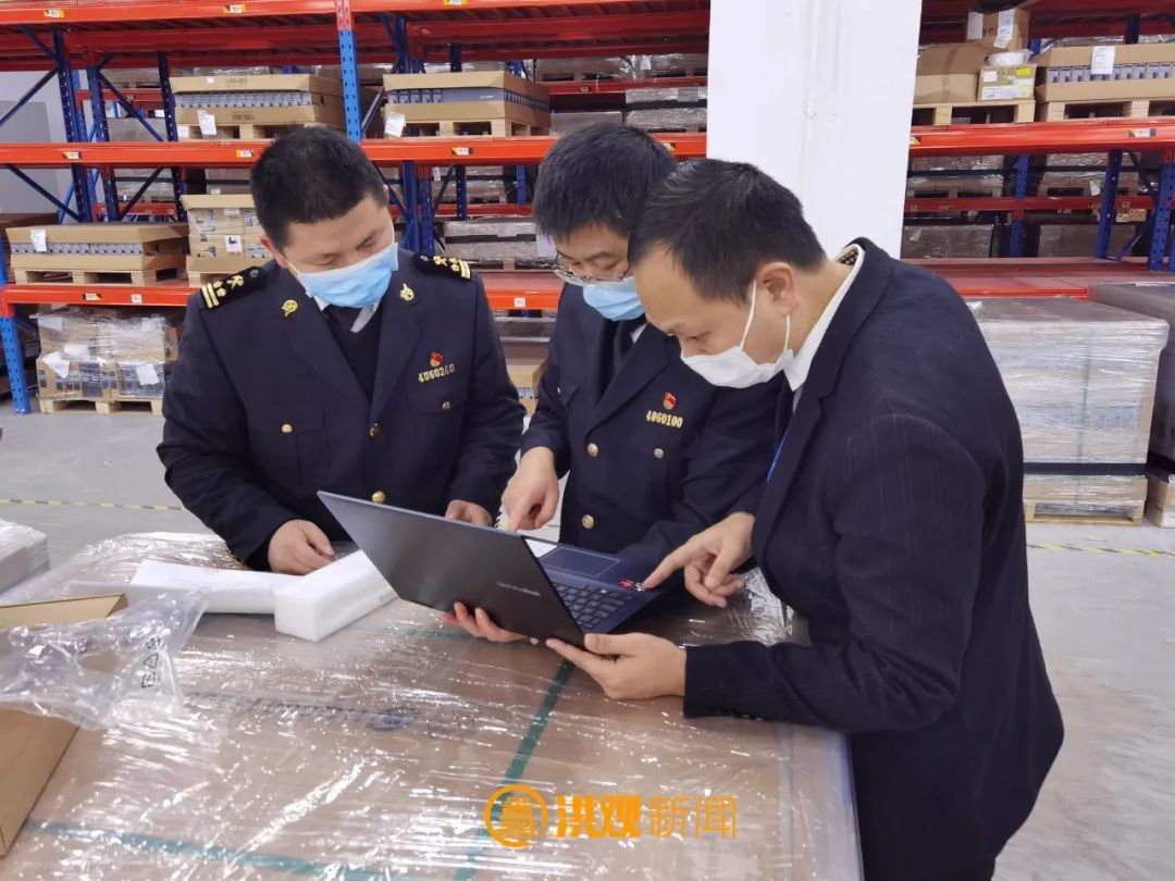 青山湖海关关员正在查验待出口的笔记本电脑