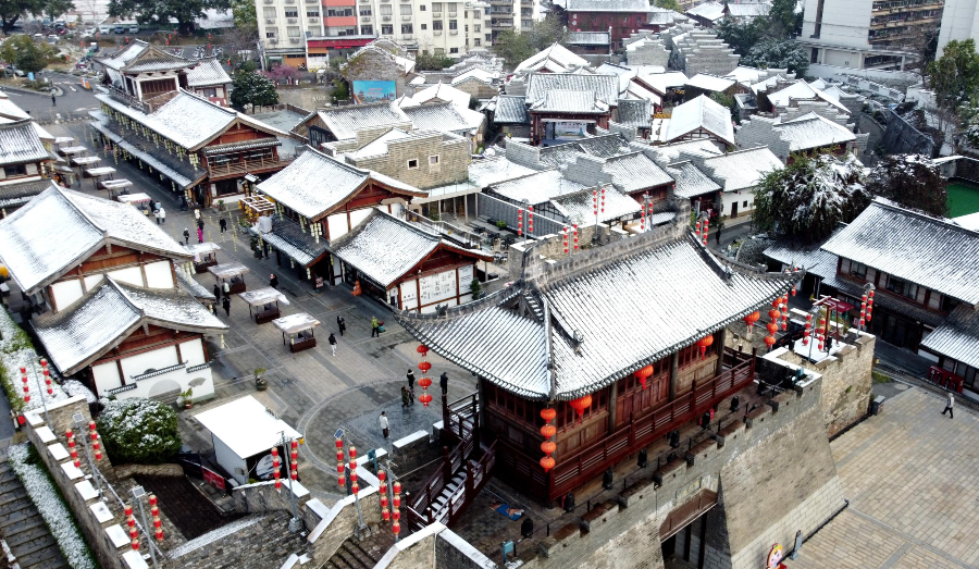军门楼、宋街等古建筑披上一层白雪。