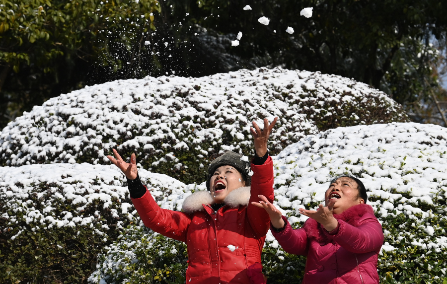 市民在郁孤台历史文化街区玩雪。