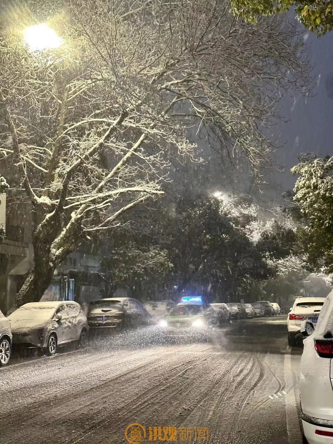 南昌暴雪一夜“白头”！城市道路有积雪 注意路况安全