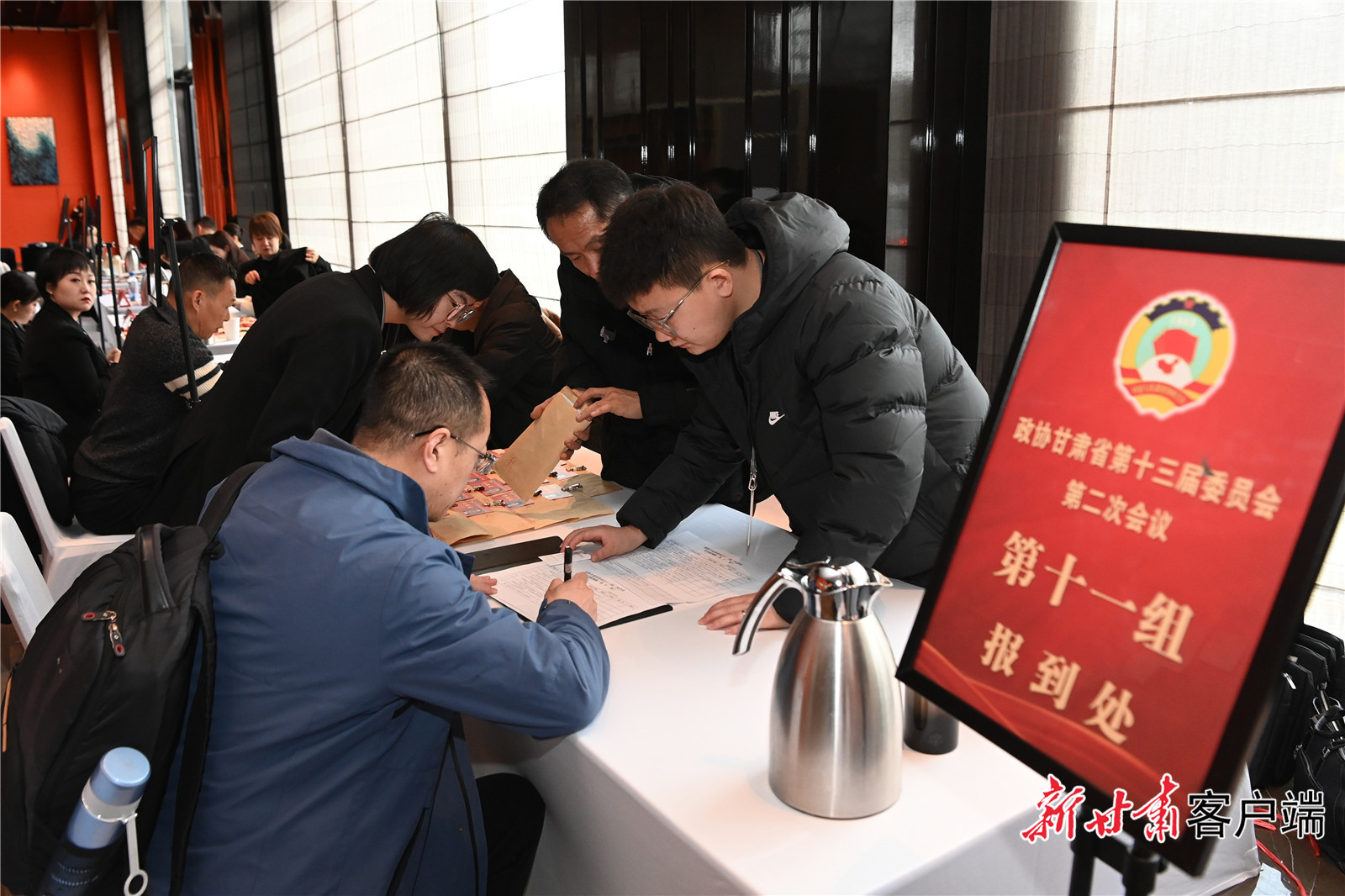 委员报到现场　新甘肃&middot;甘肃日报记者　丁凯　摄